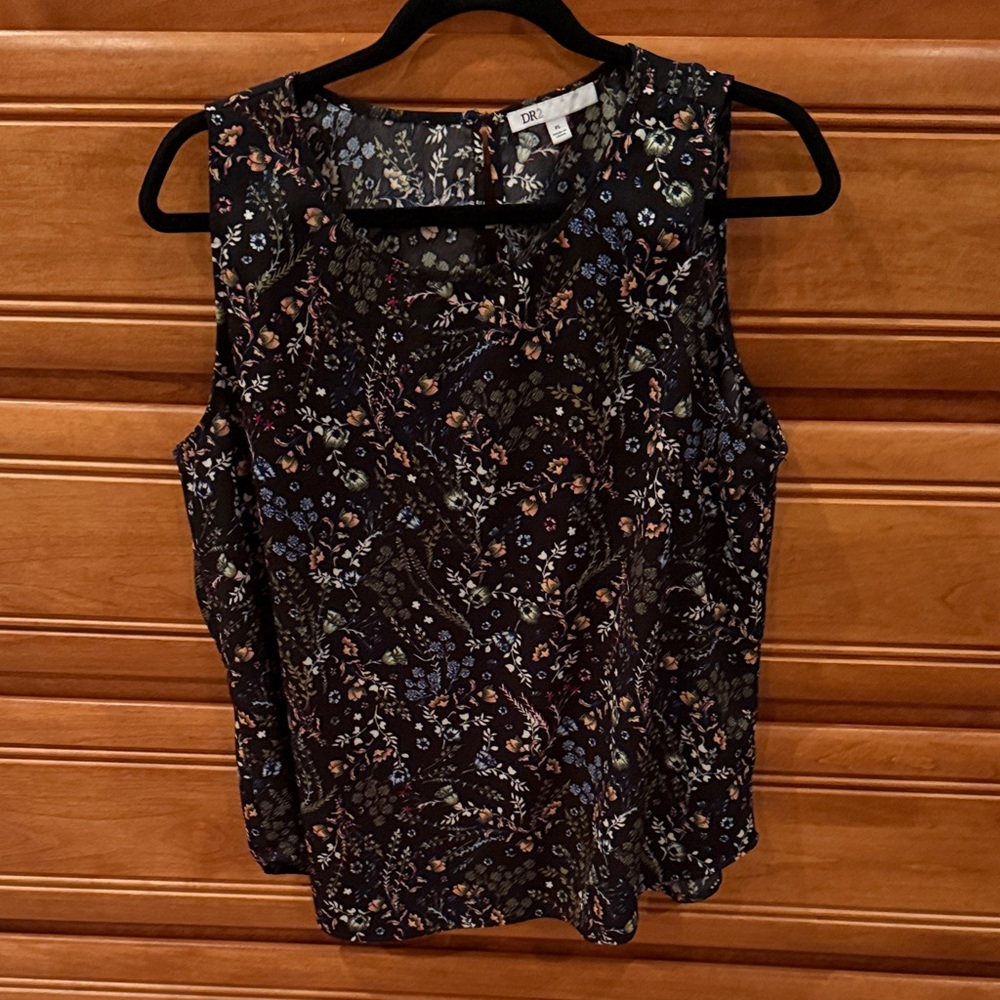 DR2 Sleeveless Blouse with Floral Design